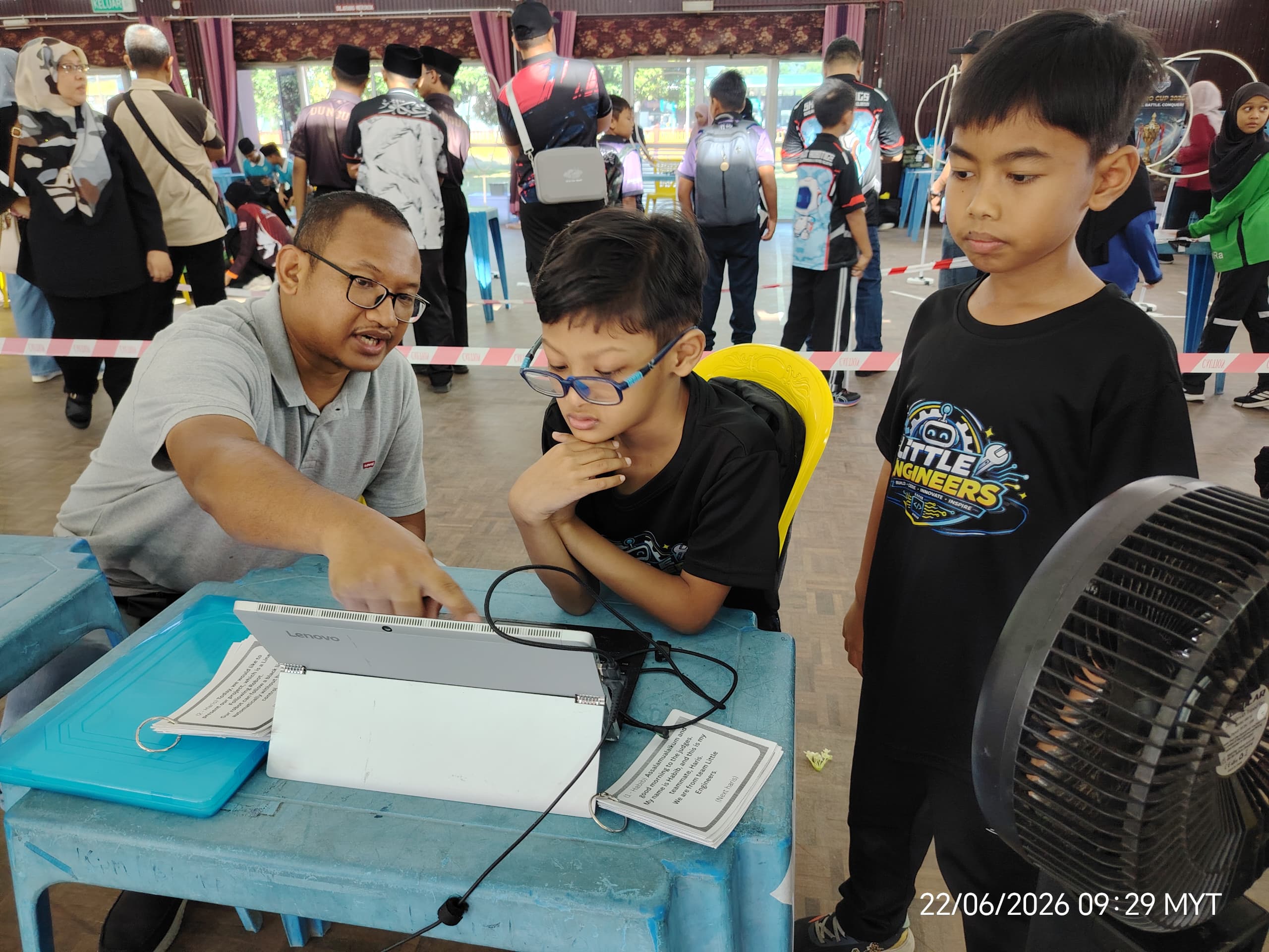 Practice and teamwork session around the robot setup